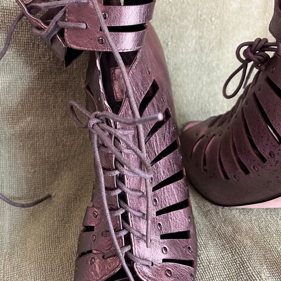 DV by Dolce Vita Metallic Pewter Lace-Up Heeled Boots-8M pre-loved excellent! - Picture 5 of 13